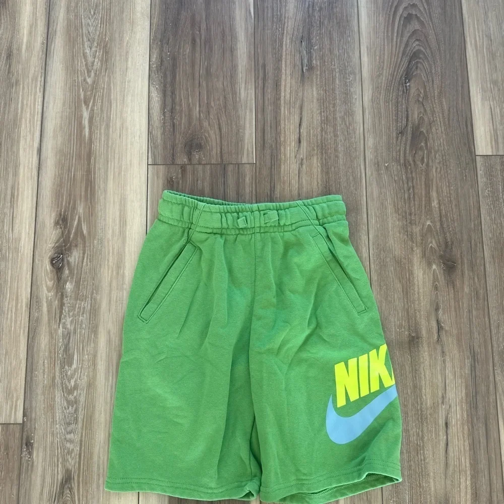 Nike youth boys terry sweat shorts green size large